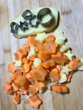 土豆胡萝卜切厚片，用模具压出好看的造型