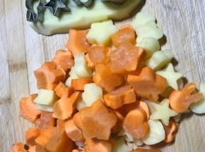 土豆胡萝卜切厚片，用模具压出好看的造型