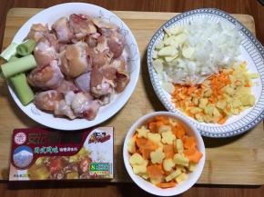 剩下的，洋葱切细丁，剩余的胡萝卜和土豆切丁，蒜切片，葱切段