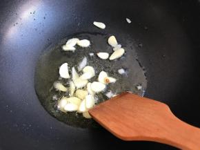 锅中放入油，下蒜片翻炒