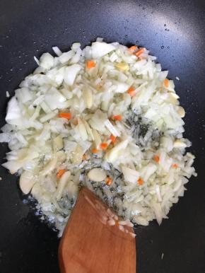 放入洋葱丁，继续炒
