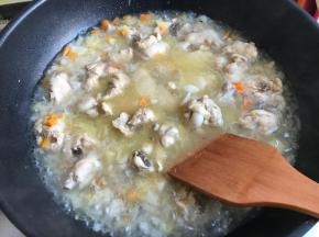 水烧开后放入鸡块，半小勺盐，半勺老抽调色，中火炖15分钟。