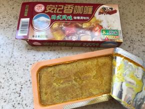 打开咖喱，是8小块，不同品牌咖喱块放的量不同，今天做的是4人份的，放4小块