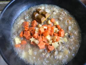 15分钟后，放入好看的土豆胡萝卜丁，放入4块咖喱块，继续煮3-5分钟，记得搅拌一下