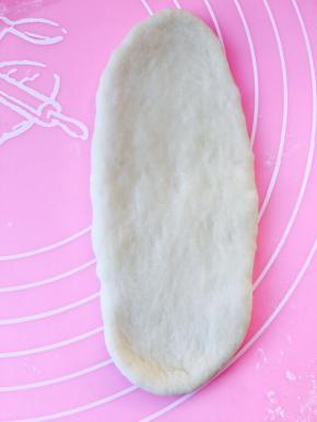 取一个小面团，擀成牛舌型