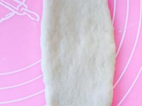 取一个小面团，擀成牛舌型