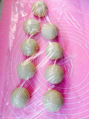 将面团排气分割成小团，大概60可左右一个，表面覆盖保鲜膜，放置10分钟