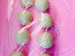 将面团排气分割成小团，大概60可左右一个，表面覆盖保鲜膜，放置10分钟