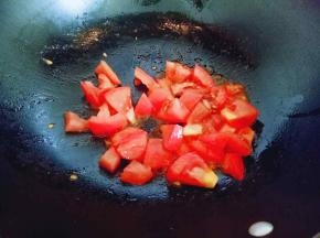 将番茄洗干净，切小块，锅中加入适量油，油温5成时加入切好的番茄煸炒，炒软是加入一勺番茄酱继续小火翻炒。