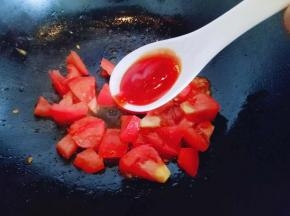 加入适量水，大火烧开，