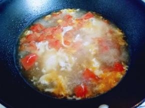 加入画面，大火将面煮熟。