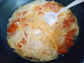首先将煮熟的面用筷子夹到碗里。再盛入鸡蛋，摆上熟的牛肉。盛入汤汁。