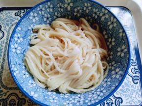 撒上葱花可以吃啦！如此的美味，儿子称其为:独家秘方的面(^_^)