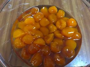 我使用的是成品蛋黄，撕开包装直接放盆里，泡花生油，大概泡几个小时或者隔夜，如果是新鲜咸鸭蛋磕出来的，直接烤就行，不用泡油找一个比较大的盆子，混合糖浆，枧水，花生油，混合均匀