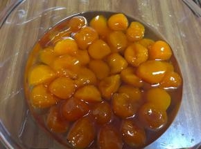 我使用的是成品蛋黄，撕开包装直接放盆里，泡花生油，大概泡几个小时或者隔夜，如果是新鲜咸鸭蛋磕出来的，直接烤就行，不用泡油找一个比较大的盆子，混合糖浆，枧水，花生油，混合均匀
