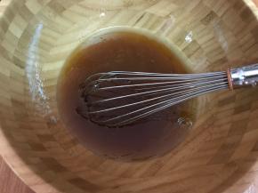 找一个比较大的盆子，混合糖浆，枧水，花生油，混合均匀