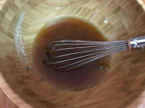 找一个比较大的盆子，混合糖浆，枧水，花生油，混合均匀