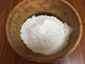 倒入面粉混合成团后，醒面20分钟