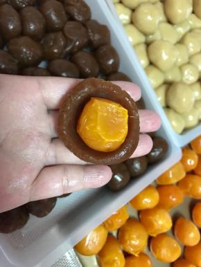 馅包裹蛋黄包好