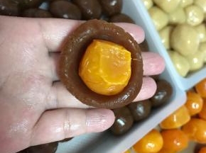 馅包裹蛋黄包好