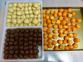 馅20克，蛋黄180度烤7分钟，用纸擦掉表面的残油，用的是50克的模具，选择比较小号的蛋黄，面团20克