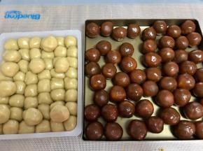 馅包裹蛋黄提前包好