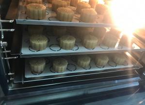 预热风炉，180度时间设置15分钟，开门连放三盘会降温，不用管