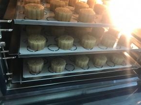 预热风炉，180度时间设置15分钟，开门连放三盘会降温，不用管