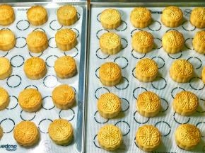 放在架子上晾凉，没有凉透不要挪动月饼，凉透再挪动。