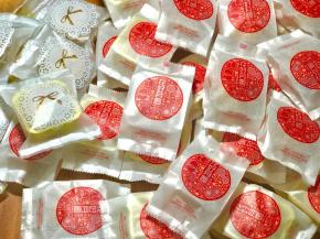 月饼不适宜当时食用，放置一两天，回油后再食用最佳