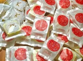月饼不适宜当时食用，放置一两天，回油后再食用最佳
