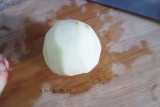 桃子洗净去皮