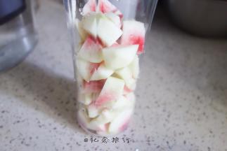 放入便携榨汁机中