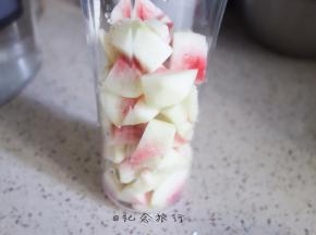 放入便携榨汁机中