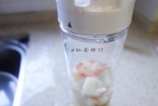 倒入冰水没过桃子 盖上盖子