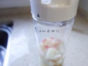倒入冰水没过桃子 盖上盖子