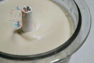 沥干多余水分的白芸豆加入料理机或者打碎机，打碎。一定要的打的非常的细腻不要有大颗粒。