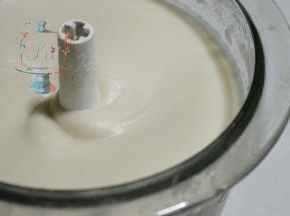 沥干多余水分的白芸豆加入料理机或者打碎机，打碎。一定要的打的非常的细腻不要有大颗粒。
