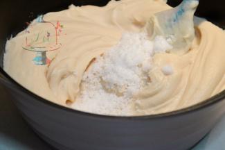 打好的芸豆泥加入砂糖，放入不粘锅内拌匀。一定要用不粘锅。小火，不停翻炒。千万别偷懒，不然2分钟的时候底下就会糊掉了