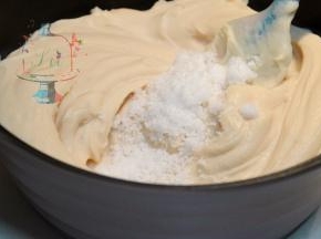 打好的芸豆泥加入砂糖，放入不粘锅内拌匀。一定要用不粘锅。小火，不停翻炒。千万别偷懒，不然2分钟的时候底下就会糊掉了