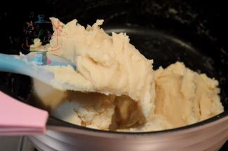 一直炒到芸豆泥可以抱团结块才可以