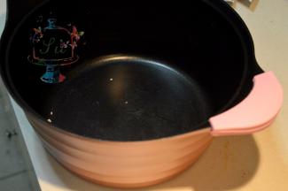 给你们显摆一下我的新宠。长友的玫瑰金不粘汤锅。不粘效果真的超级好。炒完我拿抹布轻轻擦了几下就干净了。另外说一下，不粘锅不要用金属的锅铲去翻炒芸豆泥，很容易伤到不粘层。我喜欢用硅胶刮刀，处理边缘和底部的时候很容易清理干净