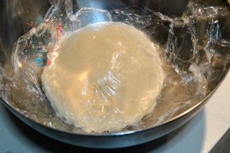 炒好的芸豆泥，用保鲜膜贴面保存，放置一边备用。