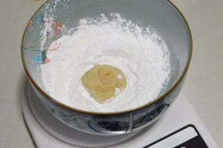 【和菓子皮】取15g炒好的芸豆泥，加入糯米粉，缓缓倒入水35g调和搅拌均匀