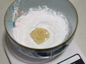【和菓子皮】取15g炒好的芸豆泥，加入糯米粉，缓缓倒入水35g调和搅拌均匀