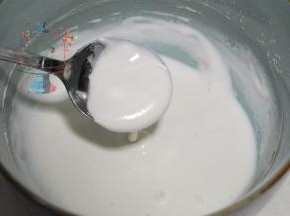 要搅拌到完全没有颗粒顺滑的状态。然后上锅蒸15分钟