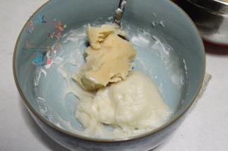 取少量芸豆泥和蒸好的【步骤8】混合拌匀。每加入一次芸豆泥都要混合均匀后才可以加入下一次。