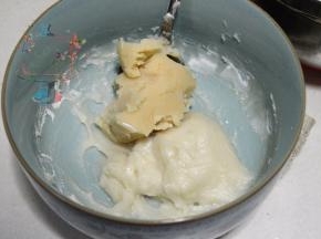 取少量芸豆泥和蒸好的【步骤8】混合拌匀。每加入一次芸豆泥都要混合均匀后才可以加入下一次。