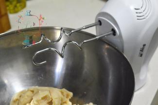 加入大概1/3的芸豆泥之后，就可以换电动打蛋器来操作了。换上和面钩。依然是每加入一次芸豆泥都要混合均匀后才可以加入下一次。最好选用功率和马力都比较大的打蛋器来操作，因为后期芸豆泥开始上劲儿。如果打蛋器的马力不足会很吃力也容易烧坏。我用的是上豪的打蛋器，比较平价马力很强。就是机身有点重，拿的久了会累，这一步可以换家里的壮劳力来做~