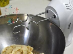 加入大概1/3的芸豆泥之后，就可以换电动打蛋器来操作了。换上和面钩。依然是每加入一次芸豆泥都要混合均匀后才可以加入下一次。最好选用功率和马力都比较大的打蛋器来操作，因为后期芸豆泥开始上劲儿。如果打蛋器的马力不足会很吃力也容易烧坏。我用的是上豪的打蛋器，比较平价马力很强。就是机身有点重，拿的久了会累，这一步可以换家里的壮劳力来做~